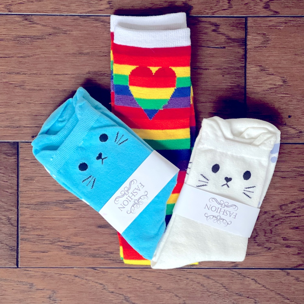 NWT O/S kids socks. rainbow w/heart & cats.